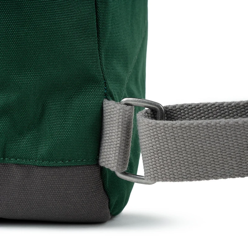 ROKA Bantry B Forest Kleine Tasche aus recyceltem Canvas