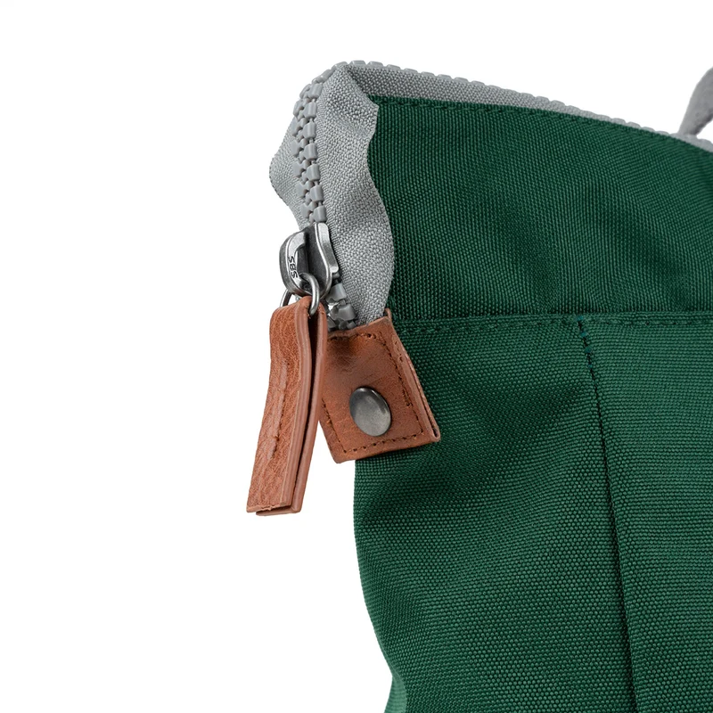 ROKA Bantry B Forest Kleine Tasche aus recyceltem Canvas
