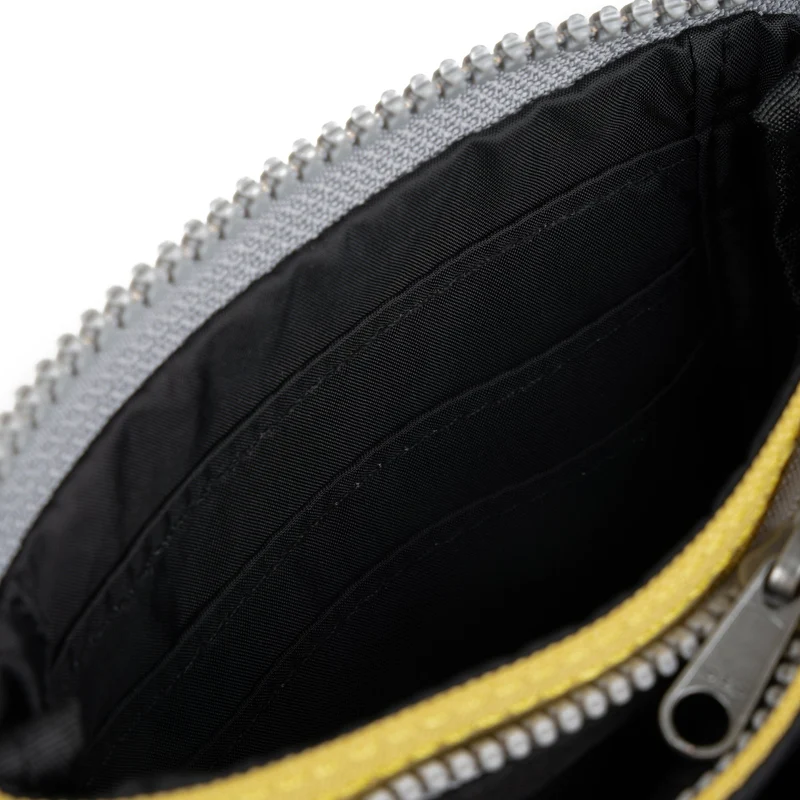 ROKA Black Label Carnaby Kleine Tasche aus recyceltem Bambus-Canvas