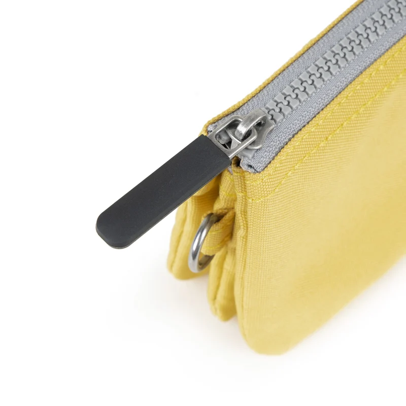 ROKA Black Label Carnaby Kleine Tasche aus recyceltem Bambus-Canvas