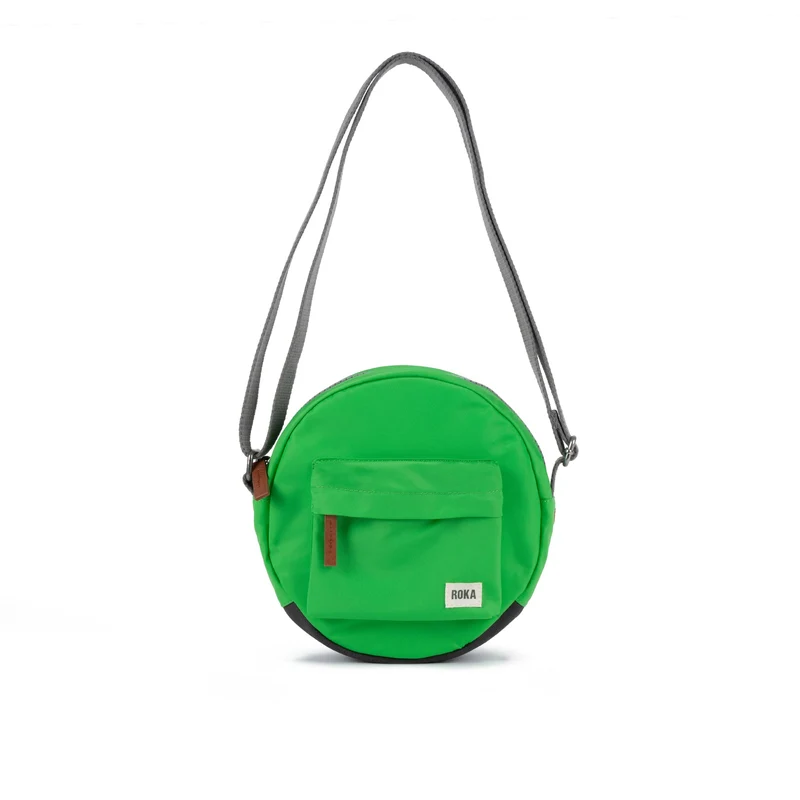 ROKA Paddington B Kelly Green Kleine Tasche aus recyceltem Nylon