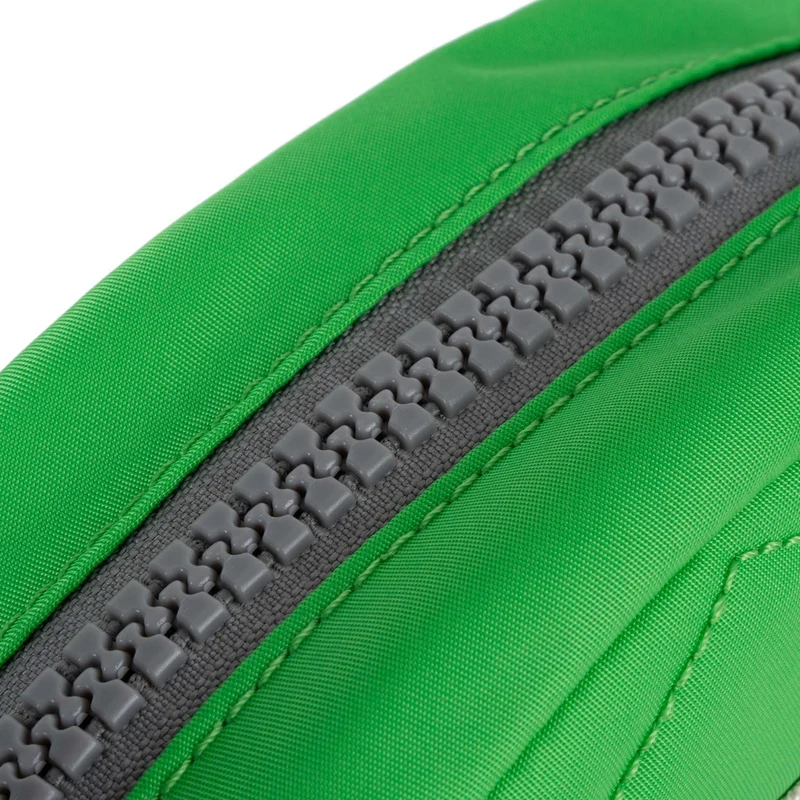 ROKA Paddington B Kelly Green Kleine Tasche aus recyceltem Nylon