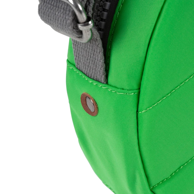 ROKA Paddington B Kelly Green Kleine Tasche aus recyceltem Nylon