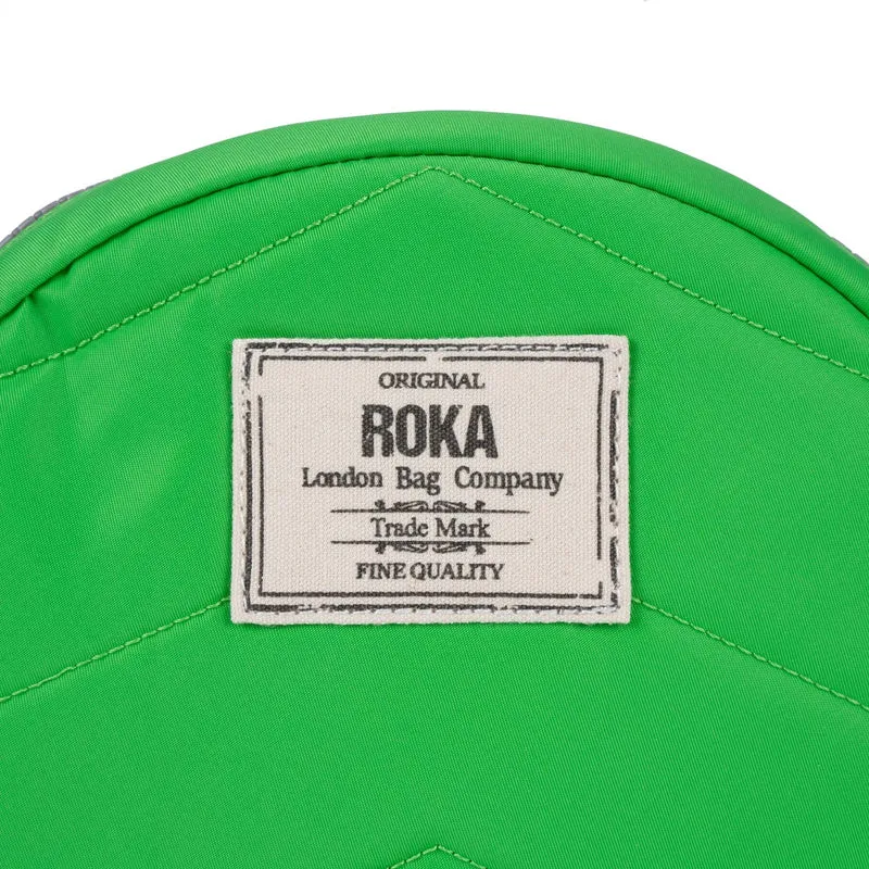 ROKA Paddington B Kelly Green Kleine Tasche aus recyceltem Nylon