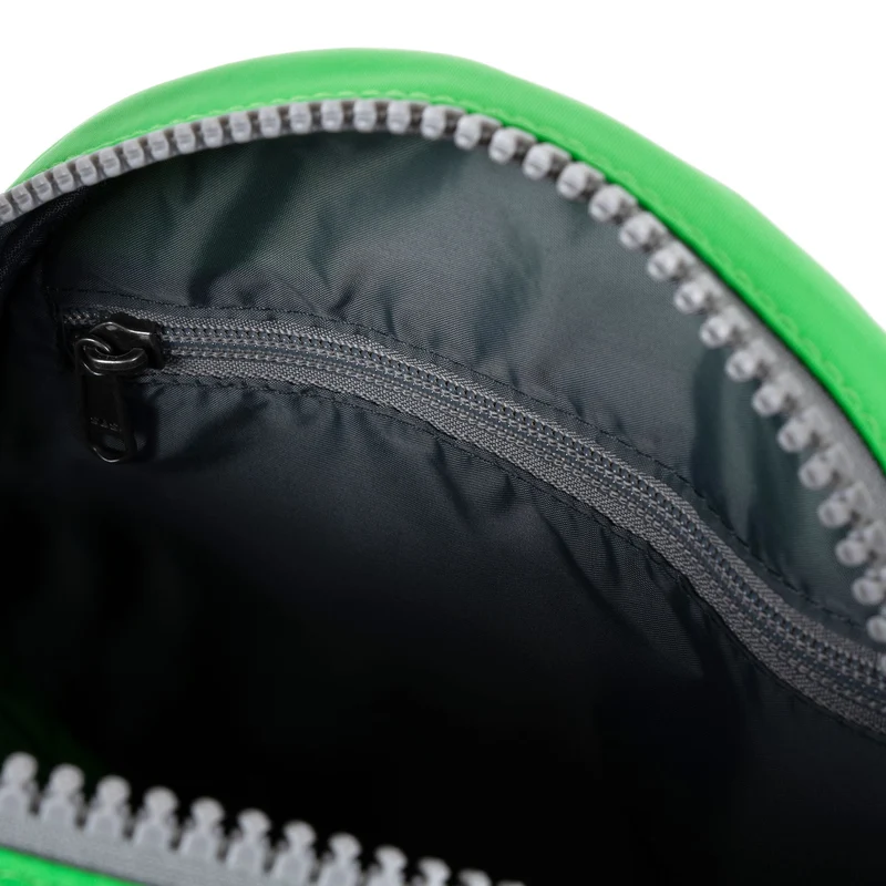 ROKA Paddington B Kelly Green Kleine Tasche aus recyceltem Nylon