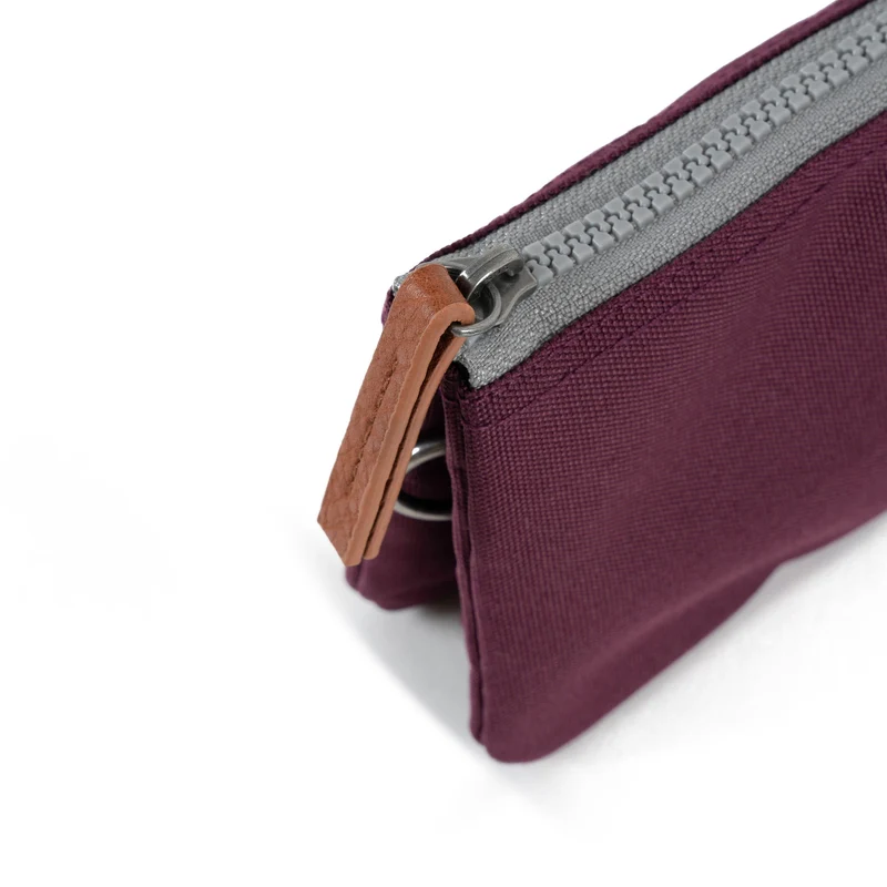ROKA Carnaby Sienna Kleine Handtasche aus recyceltem Canvas