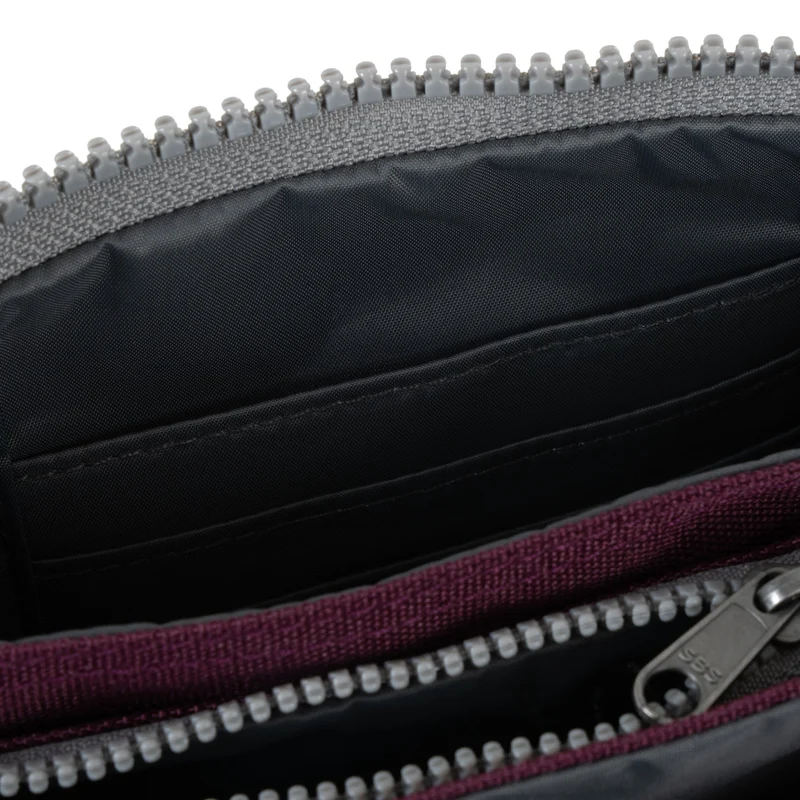 ROKA Carnaby Sienna Kleine Handtasche aus recyceltem Canvas