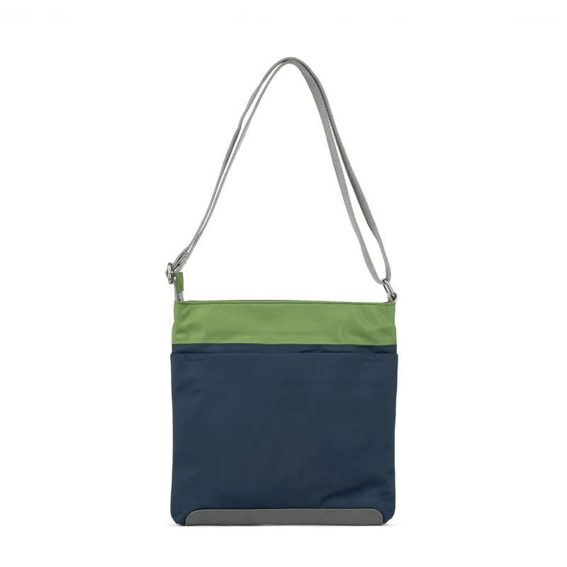 ROKA Kreativer Abfall Kennington B Midnight / Avocado Medium Tasche aus recyceltem Nylon