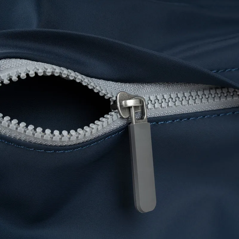 ROKA Kreativer Abfall Kennington B Midnight / Avocado Medium Tasche aus recyceltem Nylon