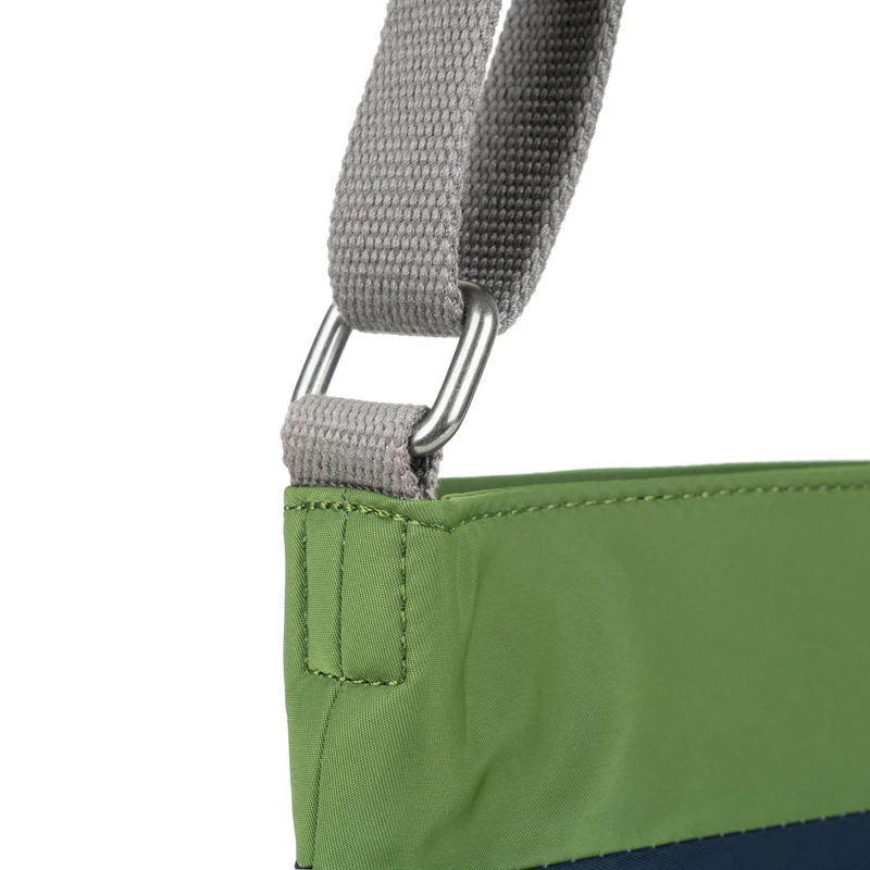 ROKA Kreativer Abfall Kennington B Midnight / Avocado Medium Tasche aus recyceltem Nylon