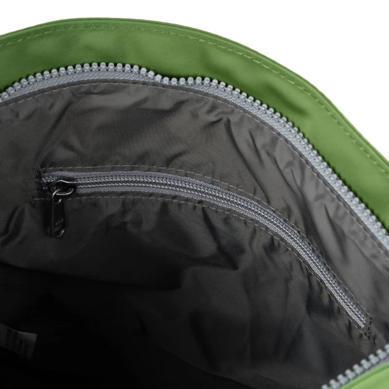 ROKA Kreativer Abfall Kennington B Midnight / Avocado Medium Tasche aus recyceltem Nylon