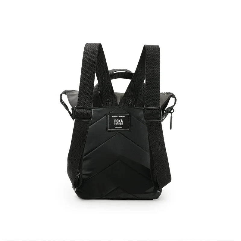 ROKA Kreativer Abfall Bantry B Schwarz / Graphit Kleine Tasche aus recyceltem Nylon