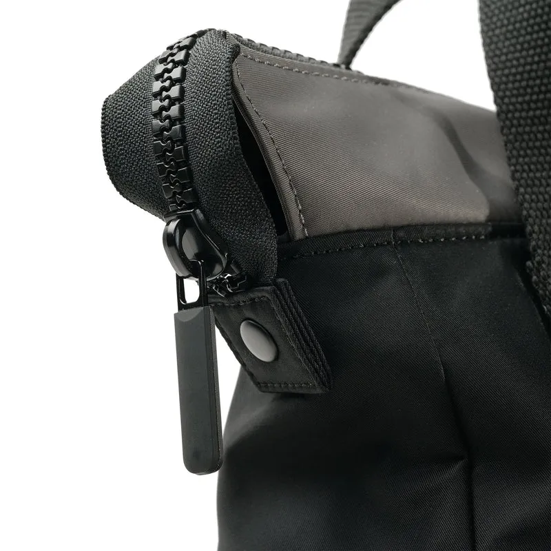 ROKA Kreativer Abfall Bantry B Schwarz / Graphit Kleine Tasche aus recyceltem Nylon