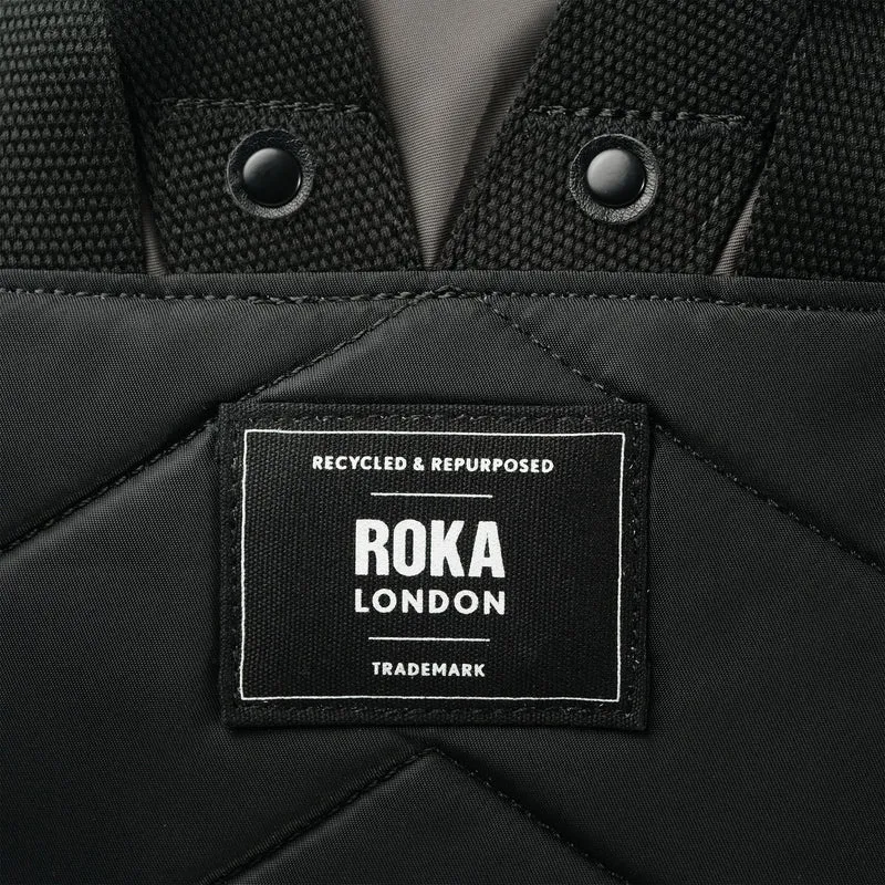 ROKA Kreativer Abfall Bantry B Schwarz / Graphit Kleine Tasche aus recyceltem Nylon