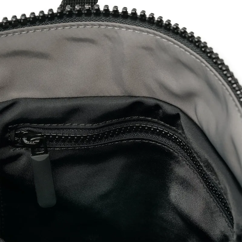 ROKA Kreativer Abfall Bantry B Schwarz / Graphit Kleine Tasche aus recyceltem Nylon
