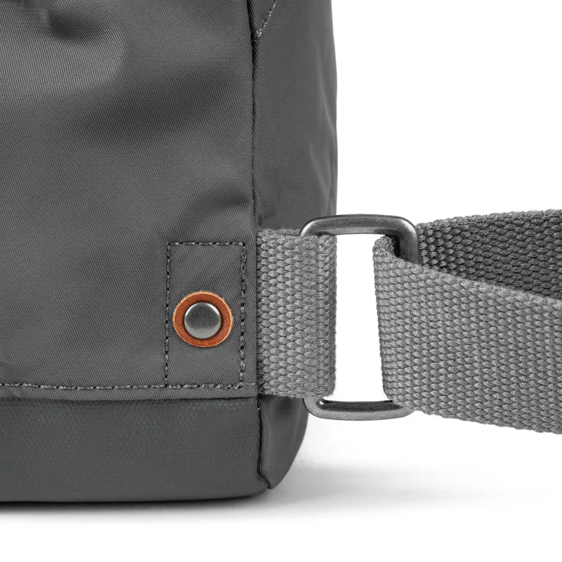 ROKA Kreativer Abfall Bantry B Graphit/Spearmint Kleine Tasche aus recyceltem Nylon