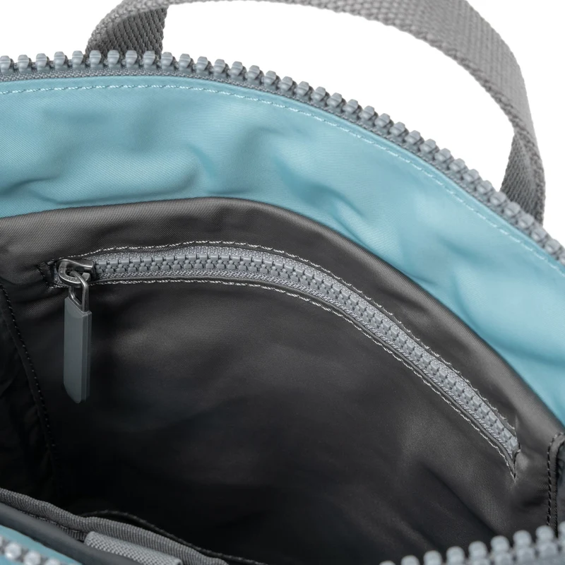 ROKA Kreativer Abfall Bantry B Graphit/Spearmint Kleine Tasche aus recyceltem Nylon