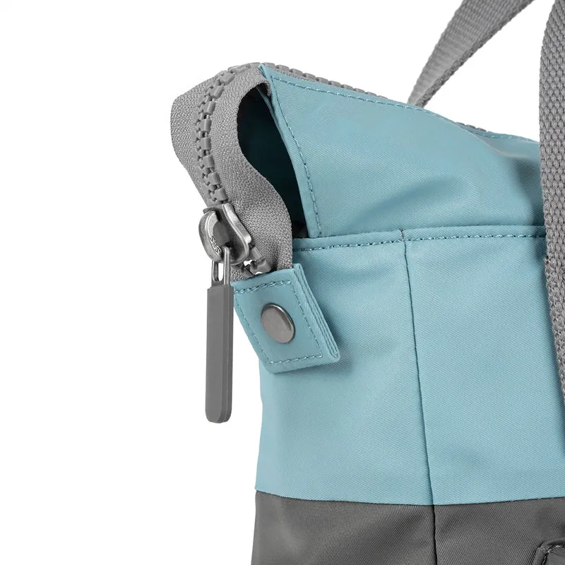 ROKA Kreativer Abfall Bantry B Graphit/Spearmint Kleine Tasche aus recyceltem Nylon