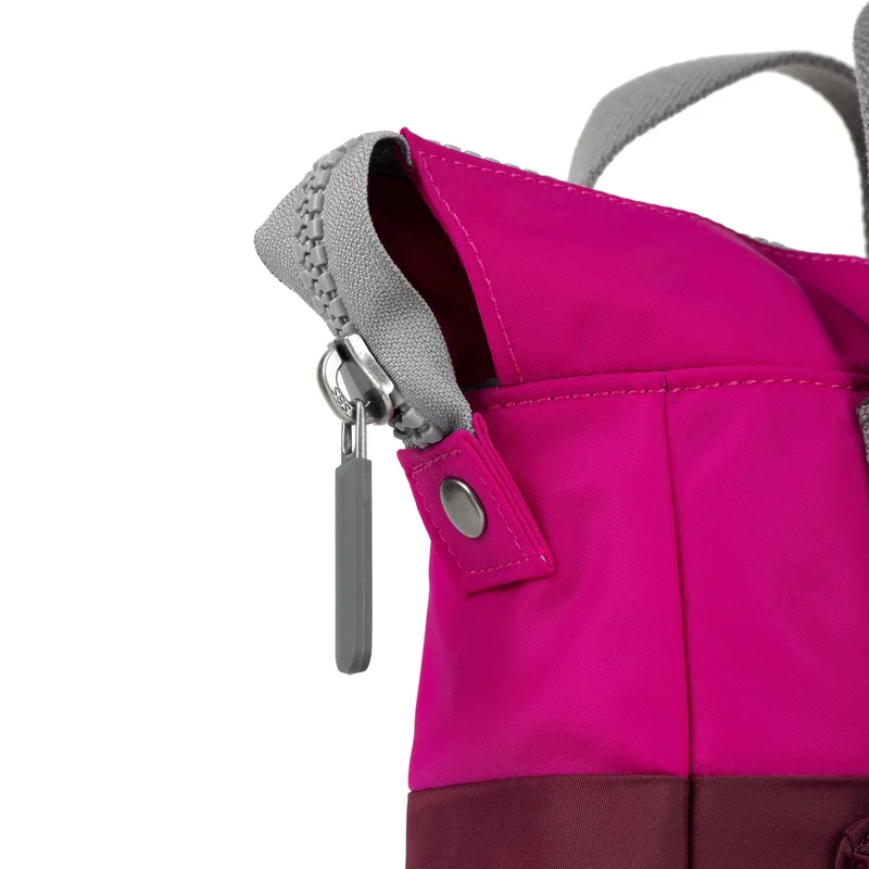 ROKA Kreativer Abfall Bantry B Pflaumen-/Bonbonfarbene kleine Tasche aus recyceltem Nylon