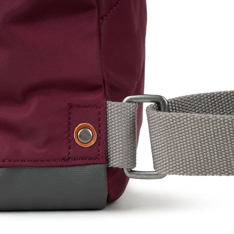 ROKA Kreativer Abfall Bantry B Pflaumen-/Bonbonfarbene kleine Tasche aus recyceltem Nylon