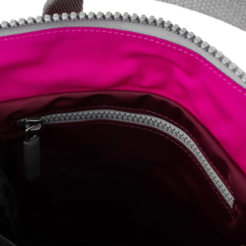 ROKA Kreativer Abfall Bantry B Pflaumen-/Bonbonfarbene kleine Tasche aus recyceltem Nylon