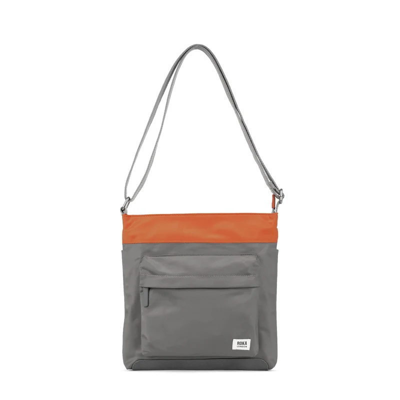 ROKA Kreativer Abfall Kennington B Graphit / Gebranntes Orange Mittlere Tasche aus recyceltem Nylon