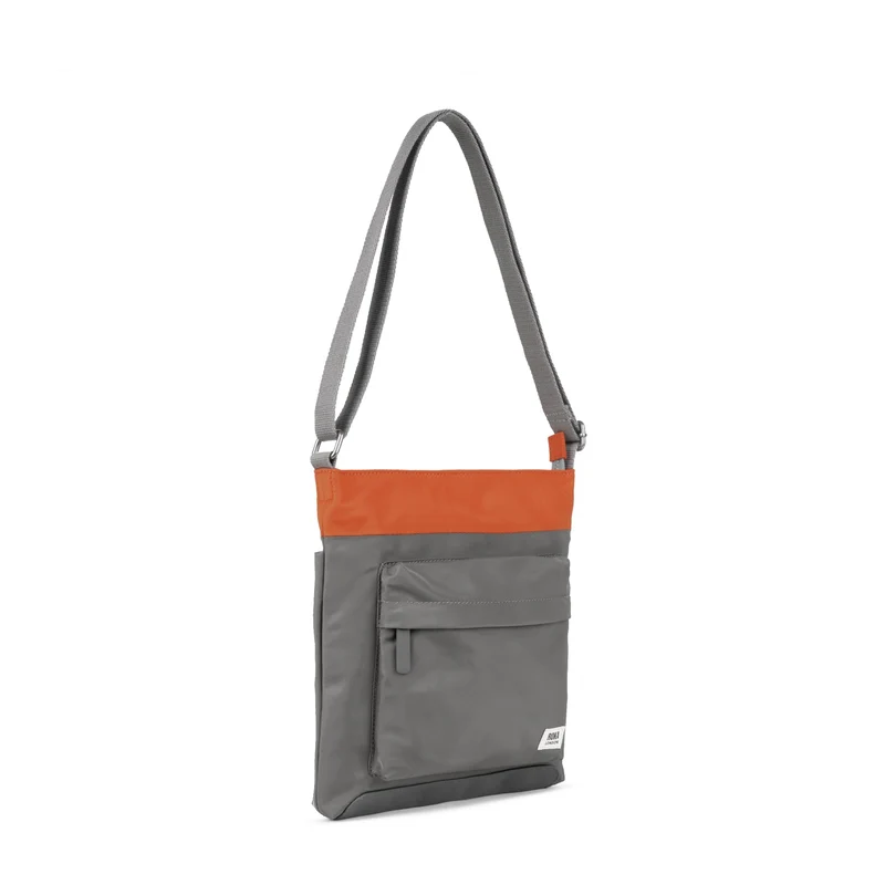 ROKA Kreativer Abfall Kennington B Graphit / Gebranntes Orange Mittlere Tasche aus recyceltem Nylon