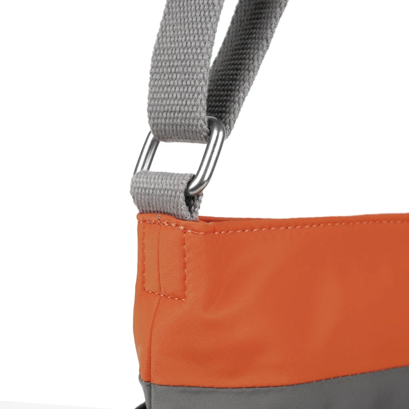 ROKA Kreativer Abfall Kennington B Graphit / Gebranntes Orange Mittlere Tasche aus recyceltem Nylon