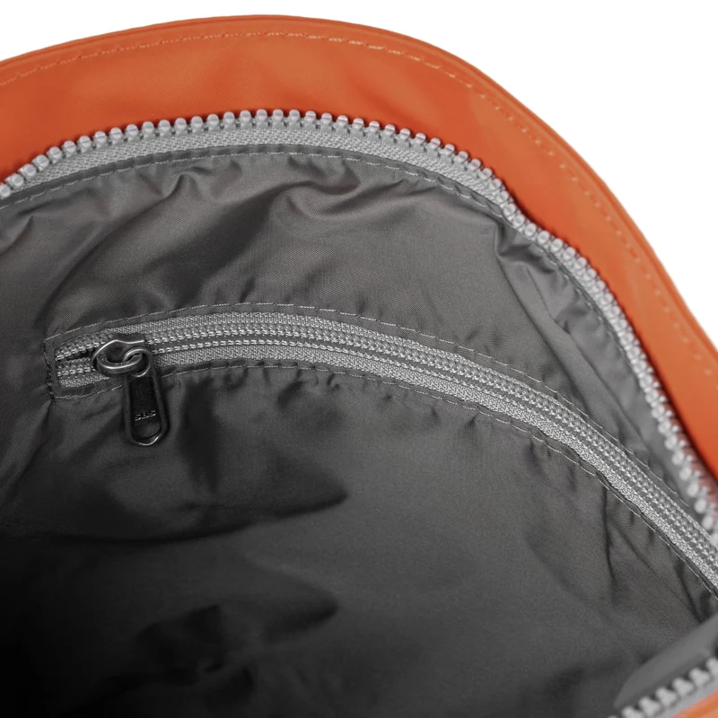 ROKA Kreativer Abfall Kennington B Graphit / Gebranntes Orange Mittlere Tasche aus recyceltem Nylon