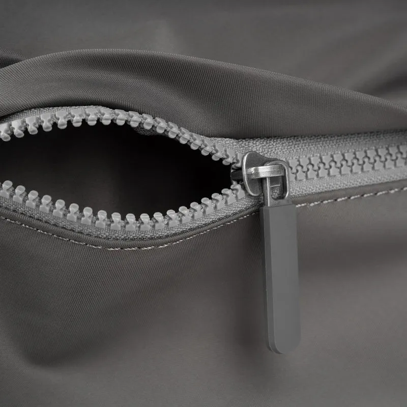 ROKA Kreativer Abfall Kennington B Graphit / Gebranntes Orange Mittlere Tasche aus recyceltem Nylon