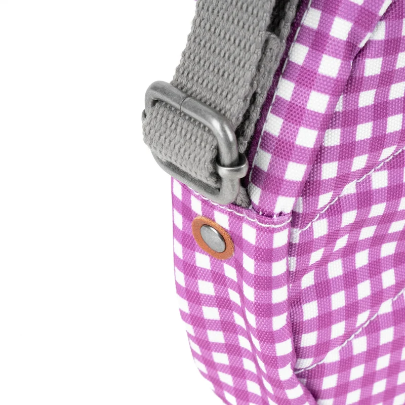 ROKA Paddington Kleine Tasche aus recyceltem Canvas mit lila Vichy-Karo