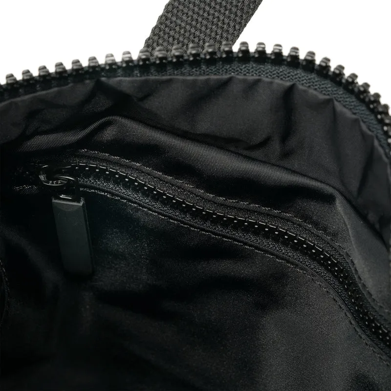 ROKA Kreativer Abfall Canfield B Schwarz / Avocado Kleine Tasche aus recyceltem Nylon