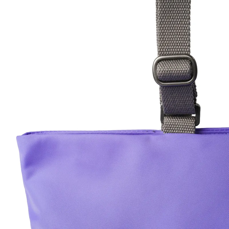 ROKA Trafalgar B Schlichte lila Tasche aus recyceltem Nylon