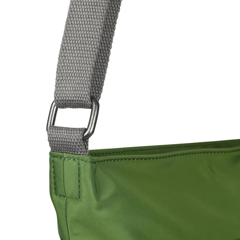 ROKA Kennington B Avocado Medium Tasche aus recyceltem Nylon