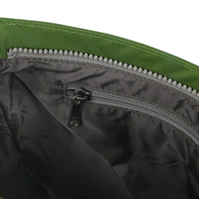 ROKA Kennington B Avocado Medium Tasche aus recyceltem Nylon