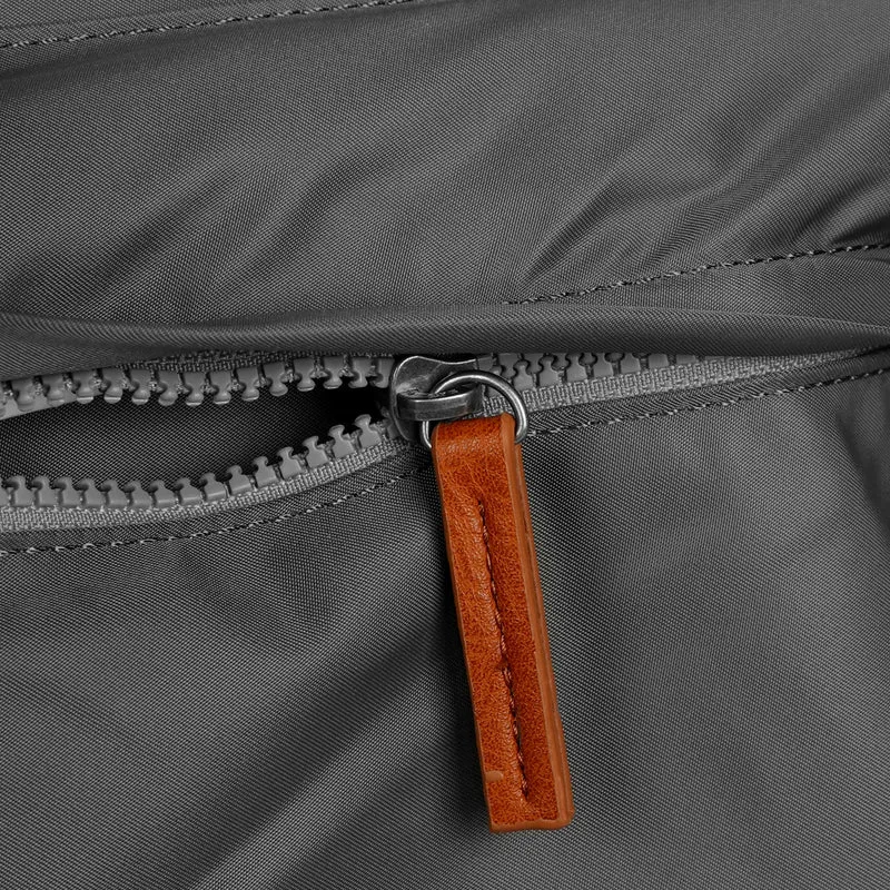 ROKA Kennington B Graphit Medium Tasche aus recyceltem Nylon