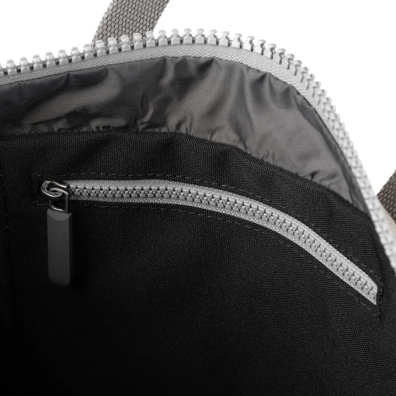 ROKA Kreativer Abfall Canfield B Ash/Coriander Medium Tasche aus recyceltem Canvas