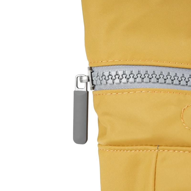 ROKA Kreativer Abfall Canfield B Mais-/Maulbeer-Kleinbeutel aus recyceltem Nylon