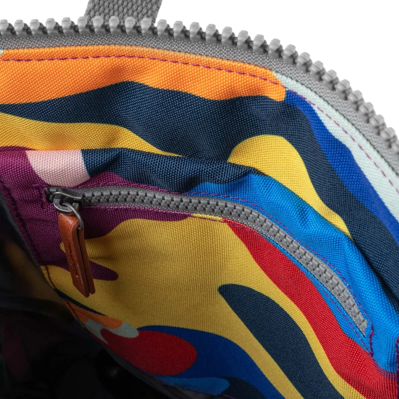 ROKA Bantry B Kleine nachhaltige Canvas-Tasche mit auffälligem Camouflage-Muster