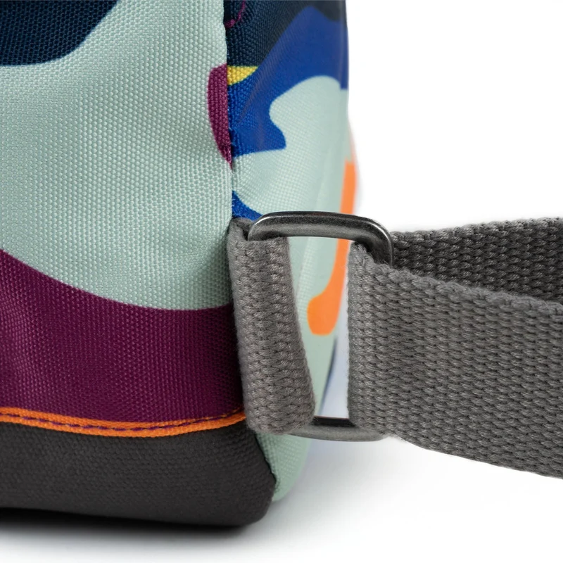 ROKA Bantry B Kleine nachhaltige Canvas-Tasche mit auffälligem Camouflage-Muster