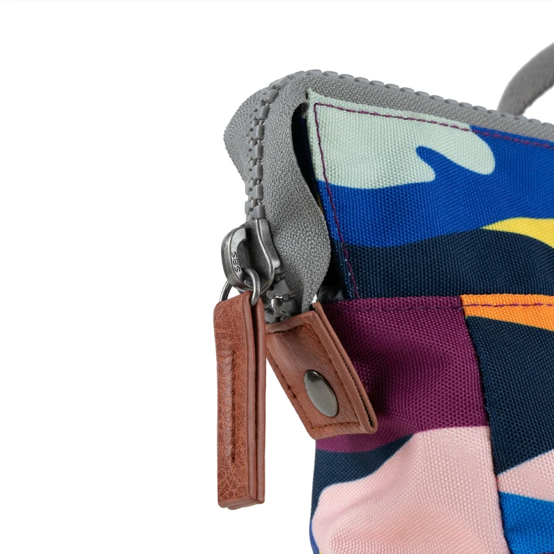 ROKA Bantry B Kleine nachhaltige Canvas-Tasche mit auffälligem Camouflage-Muster