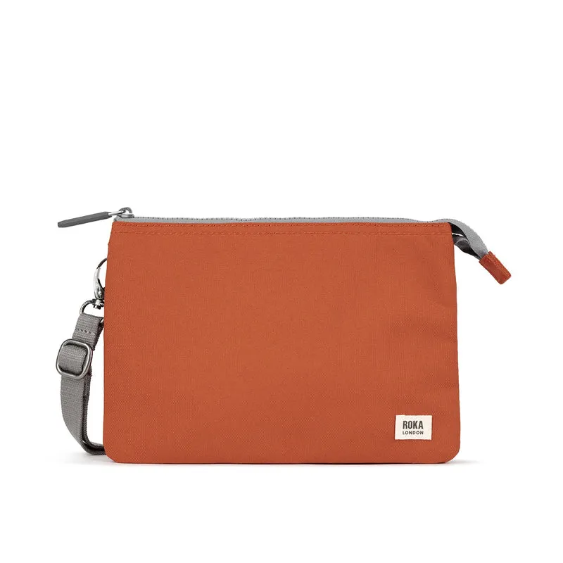 ROKA Carnaby Crossbody Pumpkin XL Tasche aus recyceltem Canvas