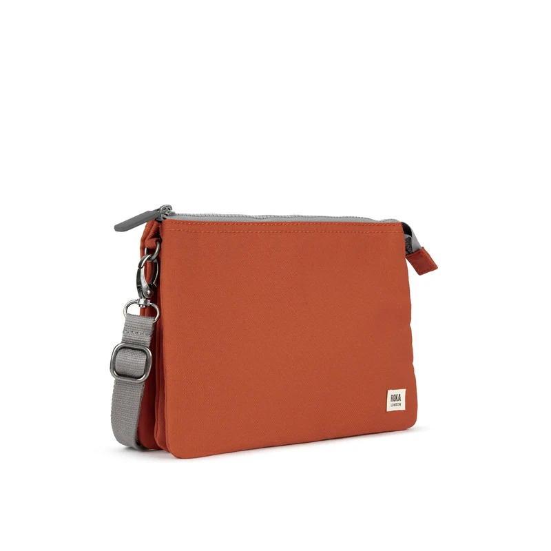 ROKA Carnaby Crossbody Pumpkin XL Tasche aus recyceltem Canvas