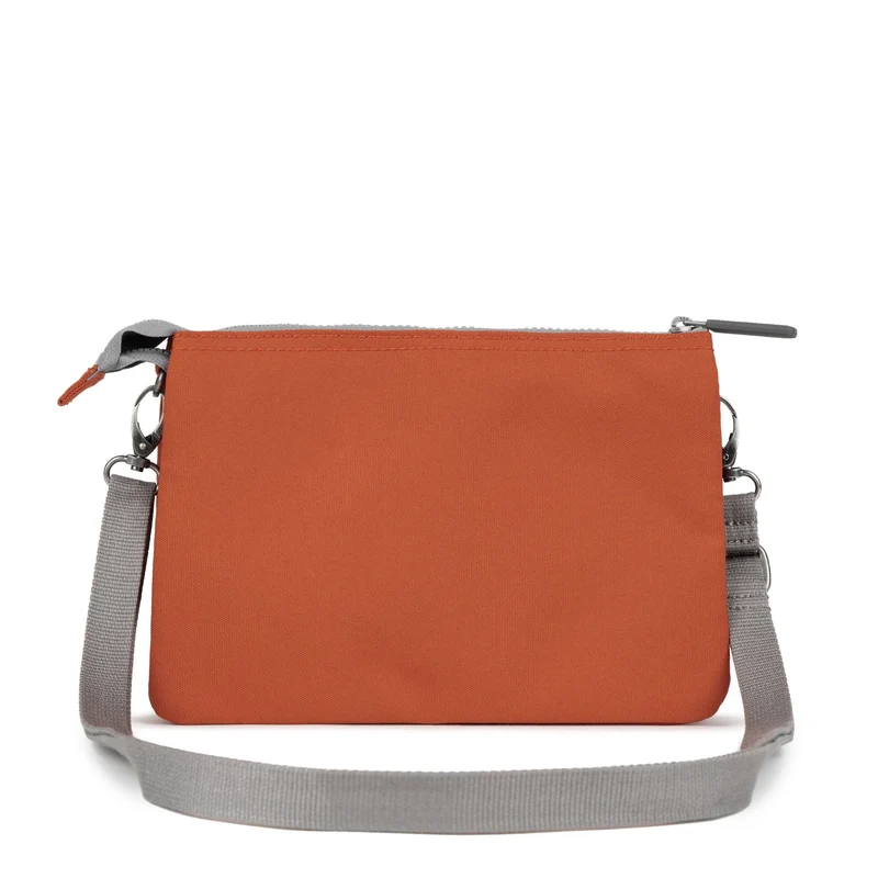 ROKA Carnaby Crossbody Pumpkin XL Tasche aus recyceltem Canvas