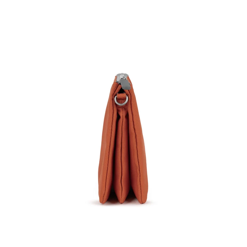 ROKA Carnaby Crossbody Pumpkin XL Tasche aus recyceltem Canvas