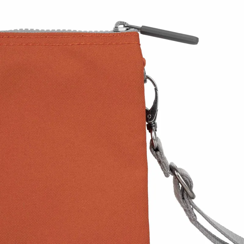 ROKA Carnaby Crossbody Pumpkin XL Tasche aus recyceltem Canvas