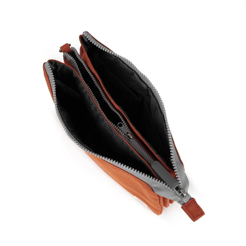 ROKA Carnaby Crossbody Pumpkin XL Tasche aus recyceltem Canvas