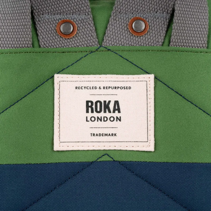 ROKA Kreativer Abfall Bantry Kleine Tasche aus recyceltem Canvas, dunkelblau/grün