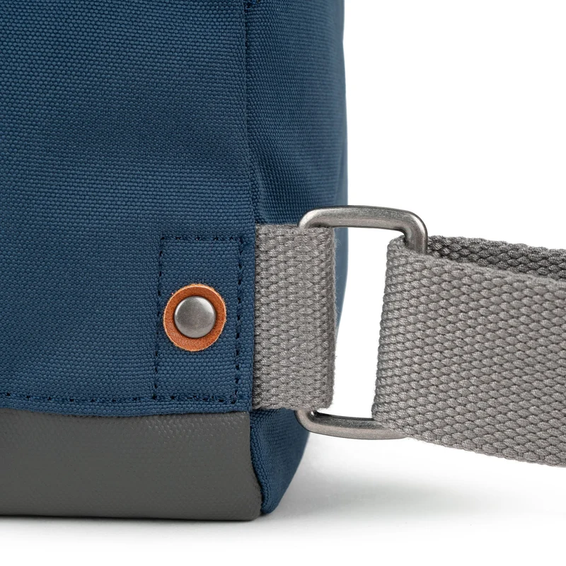 ROKA Kreativer Abfall Bantry Kleine Tasche aus recyceltem Canvas, dunkelblau/grün