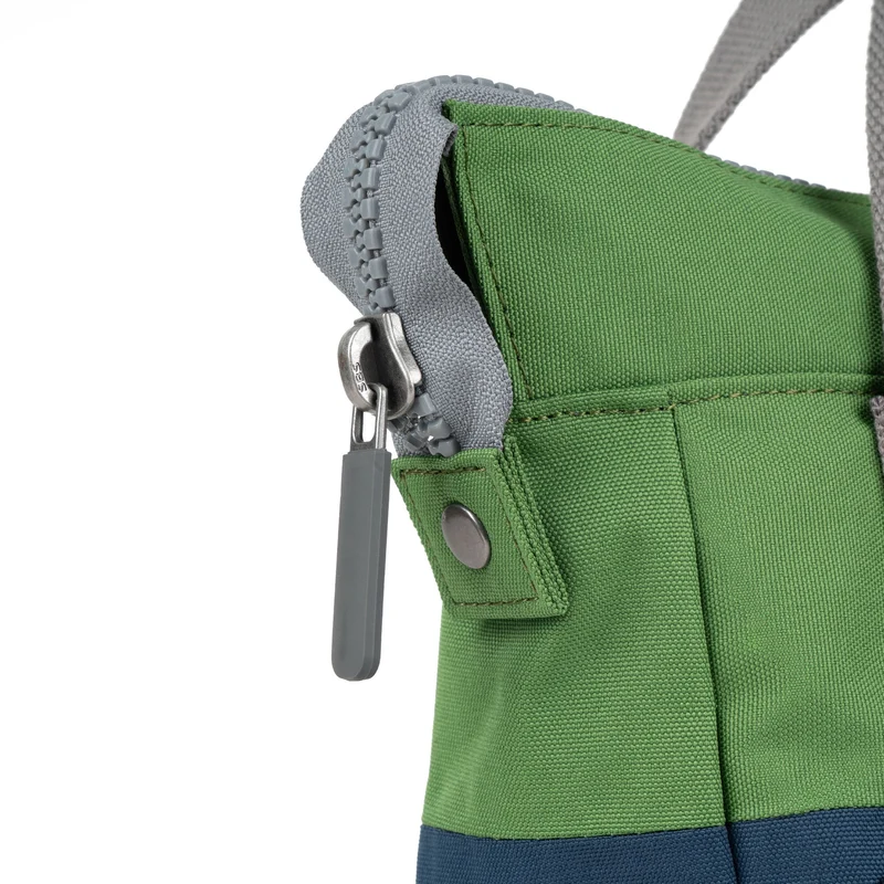 ROKA Kreativer Abfall Bantry Kleine Tasche aus recyceltem Canvas, dunkelblau/grün